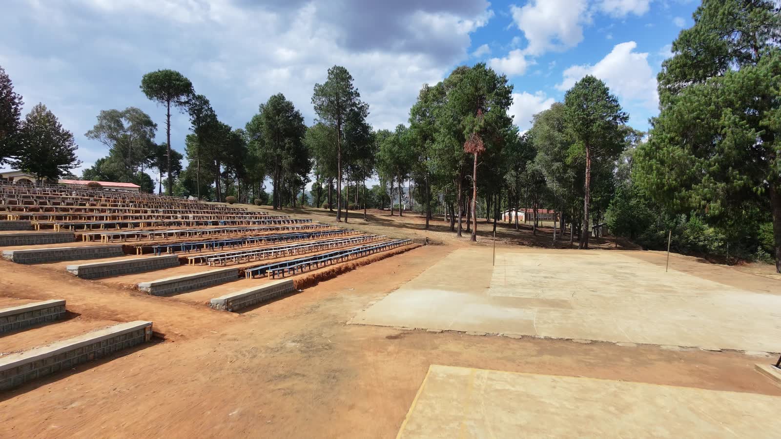 Gradins et terrain de sport du campus