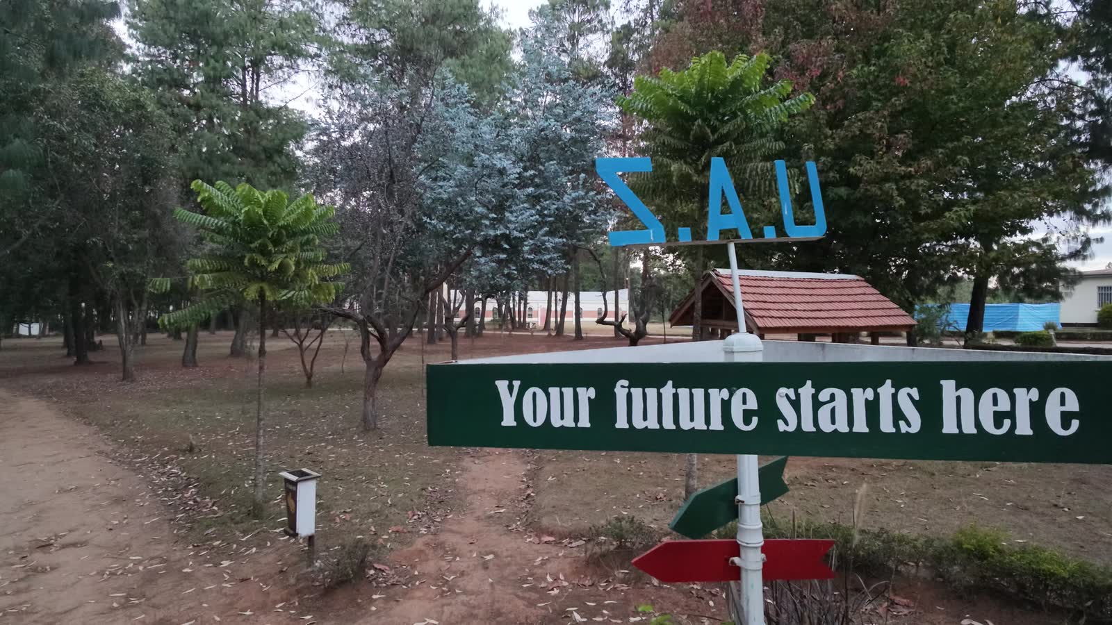 Panneau d’entrée du campus portant la devise « Your future starts here »