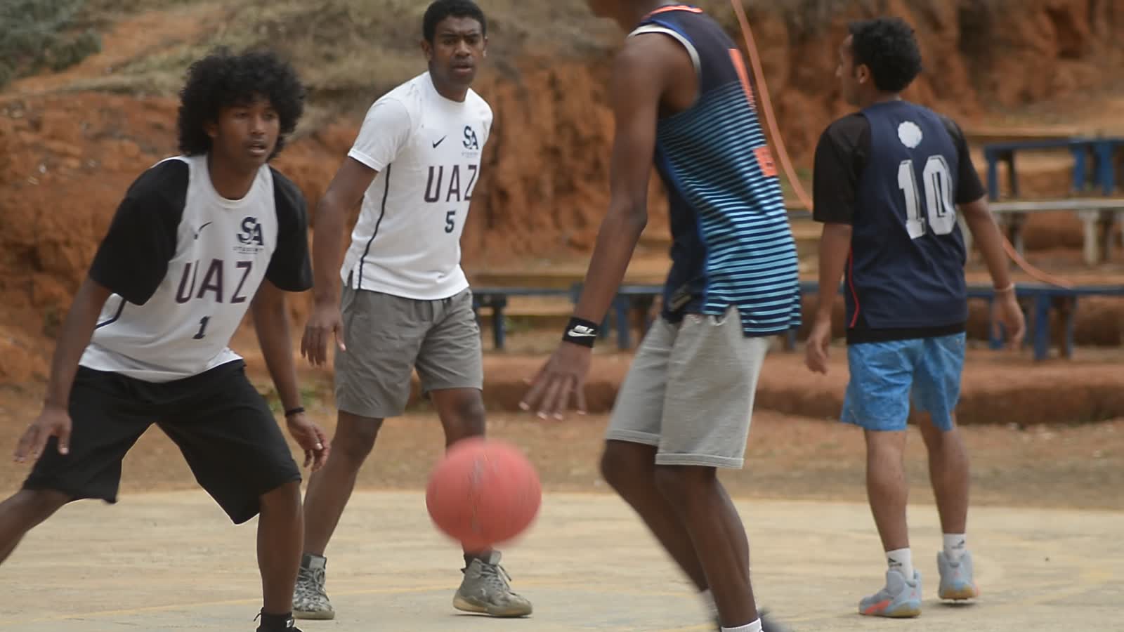 Étudiants disputant un match de basket sur le campus